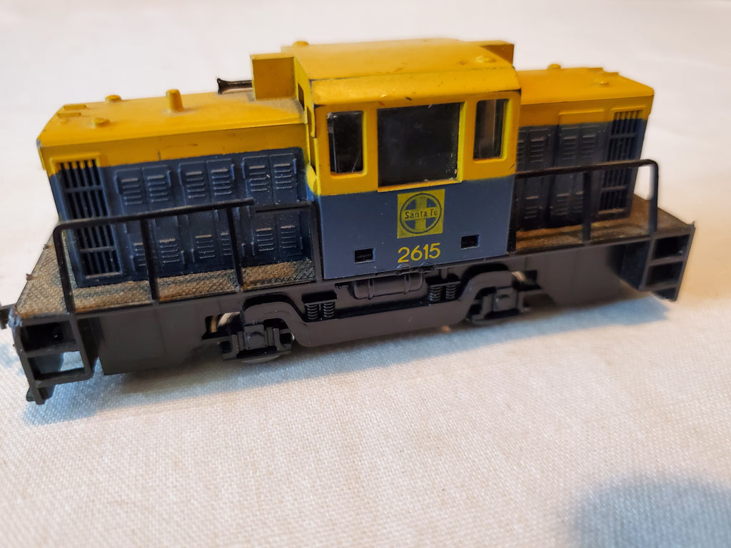 AHM Santa Fe diesel Switcher #2615 HO train