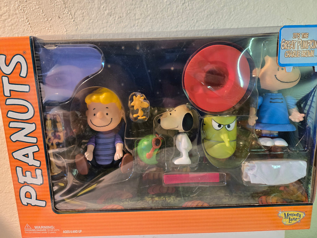 Peanuts It's the Great Pumpkin Charlie Brown, play set 2002 #07762 Never removed from box NIB, figures 5"