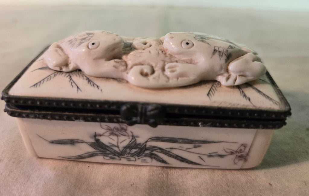 vintage Chinese hand carved Snuff or Pill Box with Frog decoration