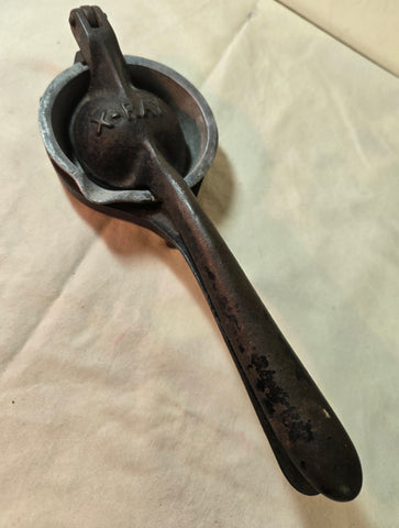 X-Ray 9" Cast Iron Lemon Squeezer with insert