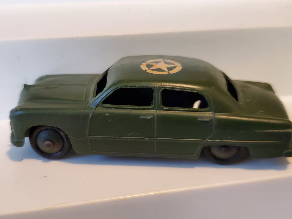 DINKY TOYS Military Staff Car Ford Sedan 1st issue #139m