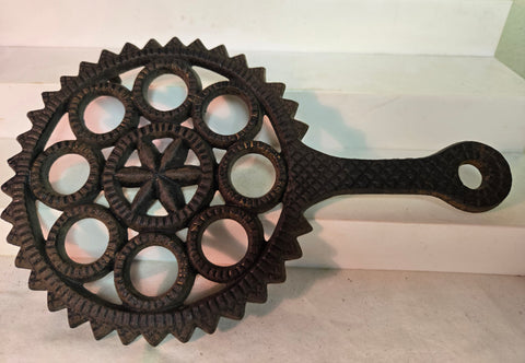 Early Griswold #1727 cast iron round Trivet