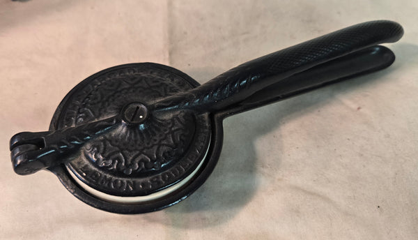 Vintage Arcade #2 cast iron Lemon Squeezer