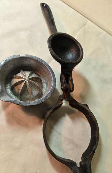 X-Ray 9" Cast Iron Lemon Squeezer with insert