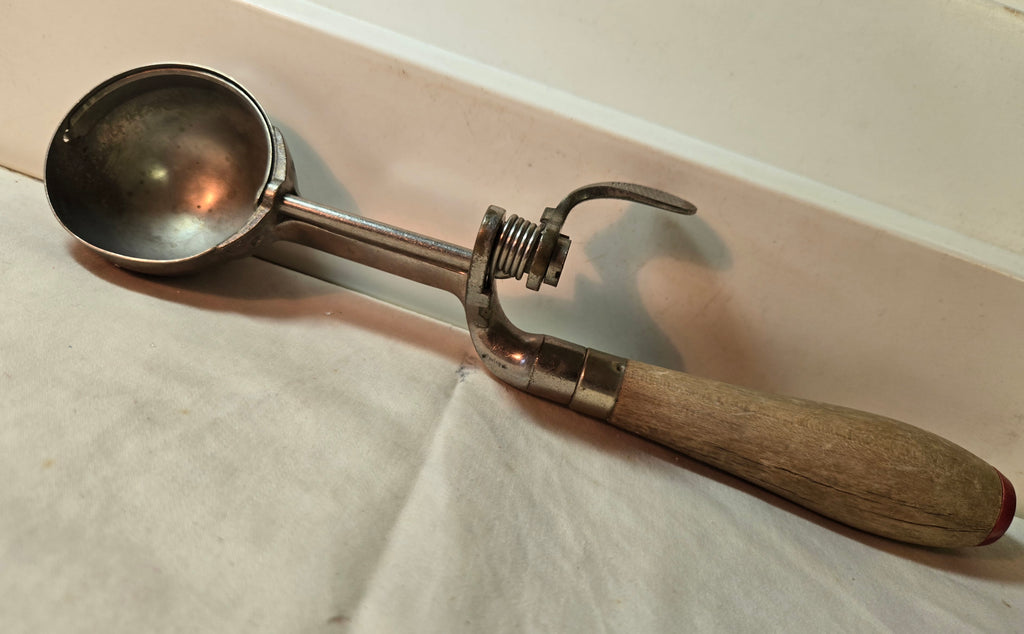 Vintage Indestructo #4 Ice Cream kitchen Scoop wood handle