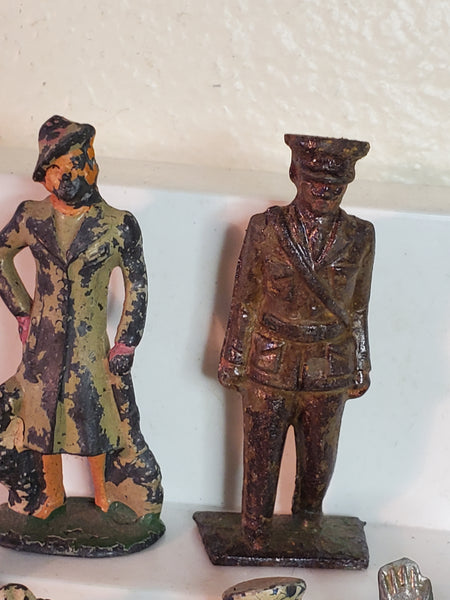 Lot of 6 lead 3" people, lionel, Britians?